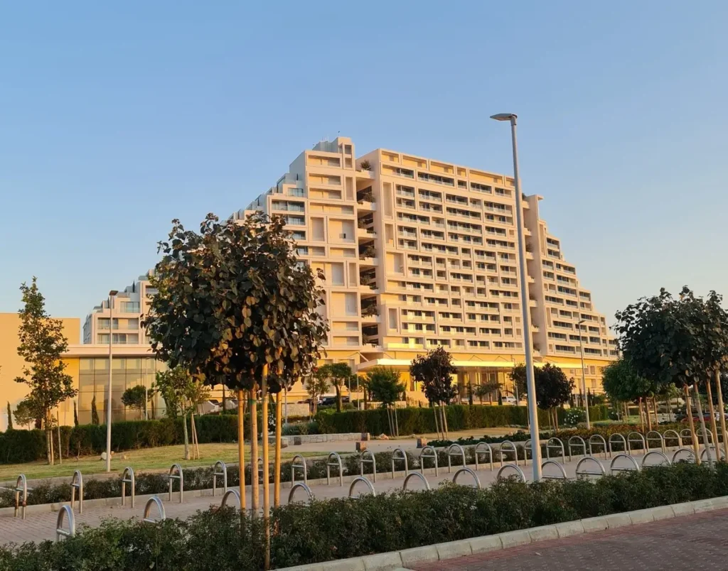 Das City of Dreams Mediterranean Resort mit Casino von vorne fotografiert. 